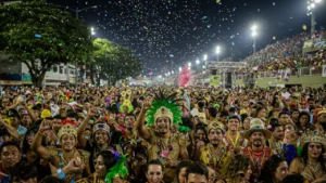 Multidão animada curtindo um bloco de Carnaval no Rio de Janeiro, com confetes coloridos e foliões fantasiados.