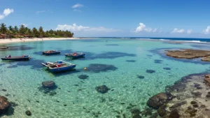 Piscinas naturais de Porto de Galinhas com águas cristalinas e jangadas coloridas durante maré baixa