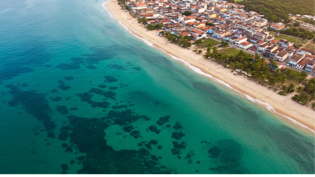 Vista aérea da orla de Porto de Galinhas mostrando a vila e as praias de águas azul-turquesa