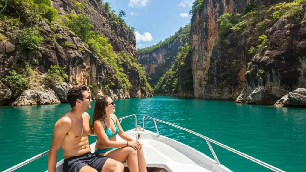 Casal passeio barco cânions Capitólio Minas Gerais lua de mel barata