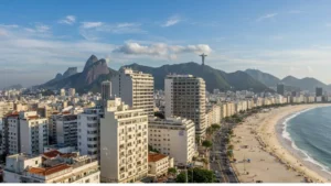 Vista panorâmica de hotéis econômicos no Rio de Janeiro com praia de Copacabana e Cristo Redentor ao fundo