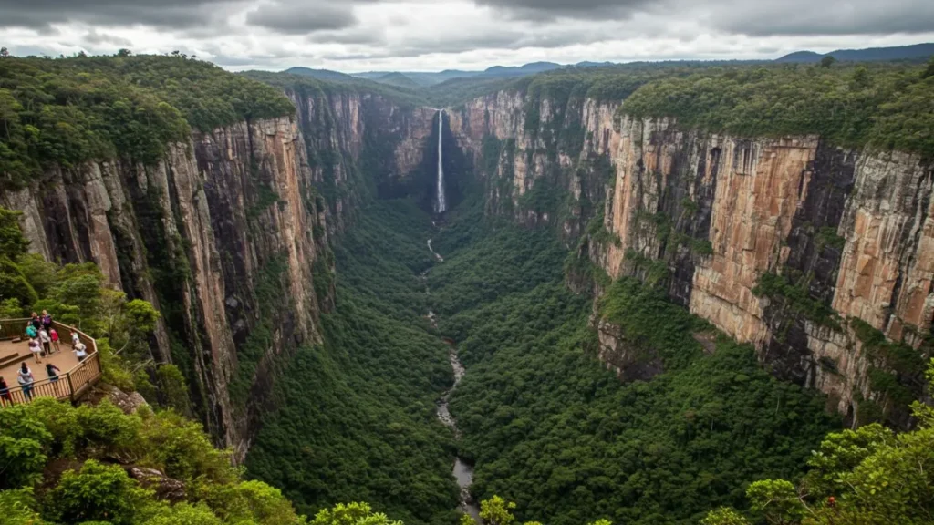 Cânion Itaimbezinho Aparados da Serra com paredões rochosos de 700 metros - turismo aventura Rio Grande do Sul